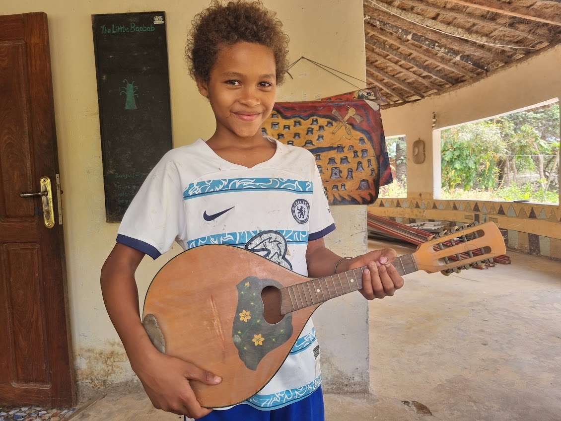 The instruments — kora and mandolin